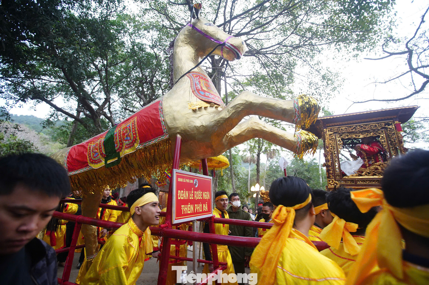 Lễ rước ngựa của thôn Phù Mã (xã Phù Linh) nối tiếp màn tế lễ. Lễ vật này gắn với tục truyền trước khi bay về trời, Thánh Gióng xuống ngựa, dừng chân ở đồi Phù Mã để nghỉ ngơi, thăm thú.
