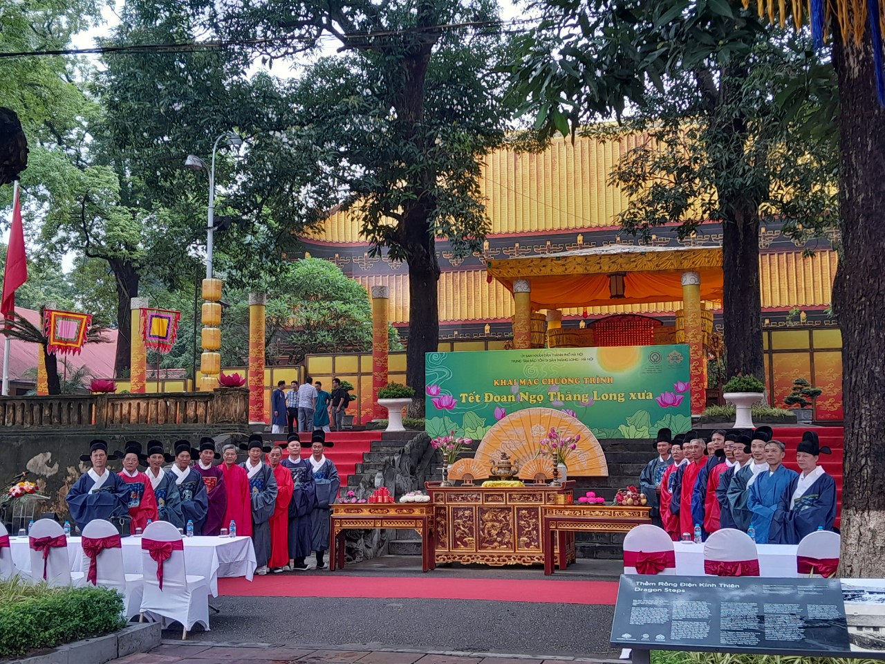 Sáng 21/6, Trung tâm Bảo tồn di sản Thăng Long - Hà Nội tổ chức chương trình Tết Đoan Ngọ Thăng Long xưa với 2 hoạt động chính là trưng bày và thể nghiệm nghi lễ cung đình.