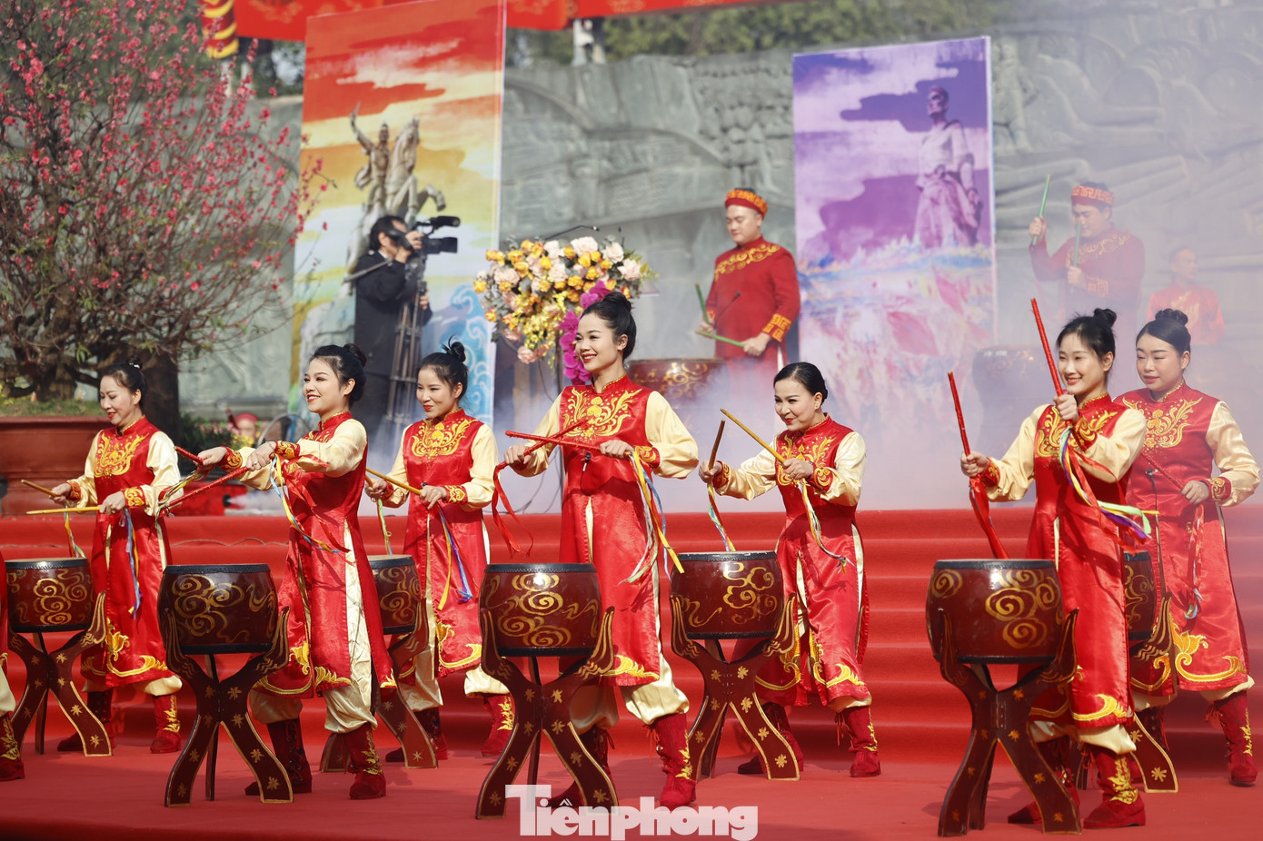 Màn trống hội tưng bừng do Nhà hát Tuồng Việt Nam biểu diễn thu hút sự chú ý của du khách thập phương.