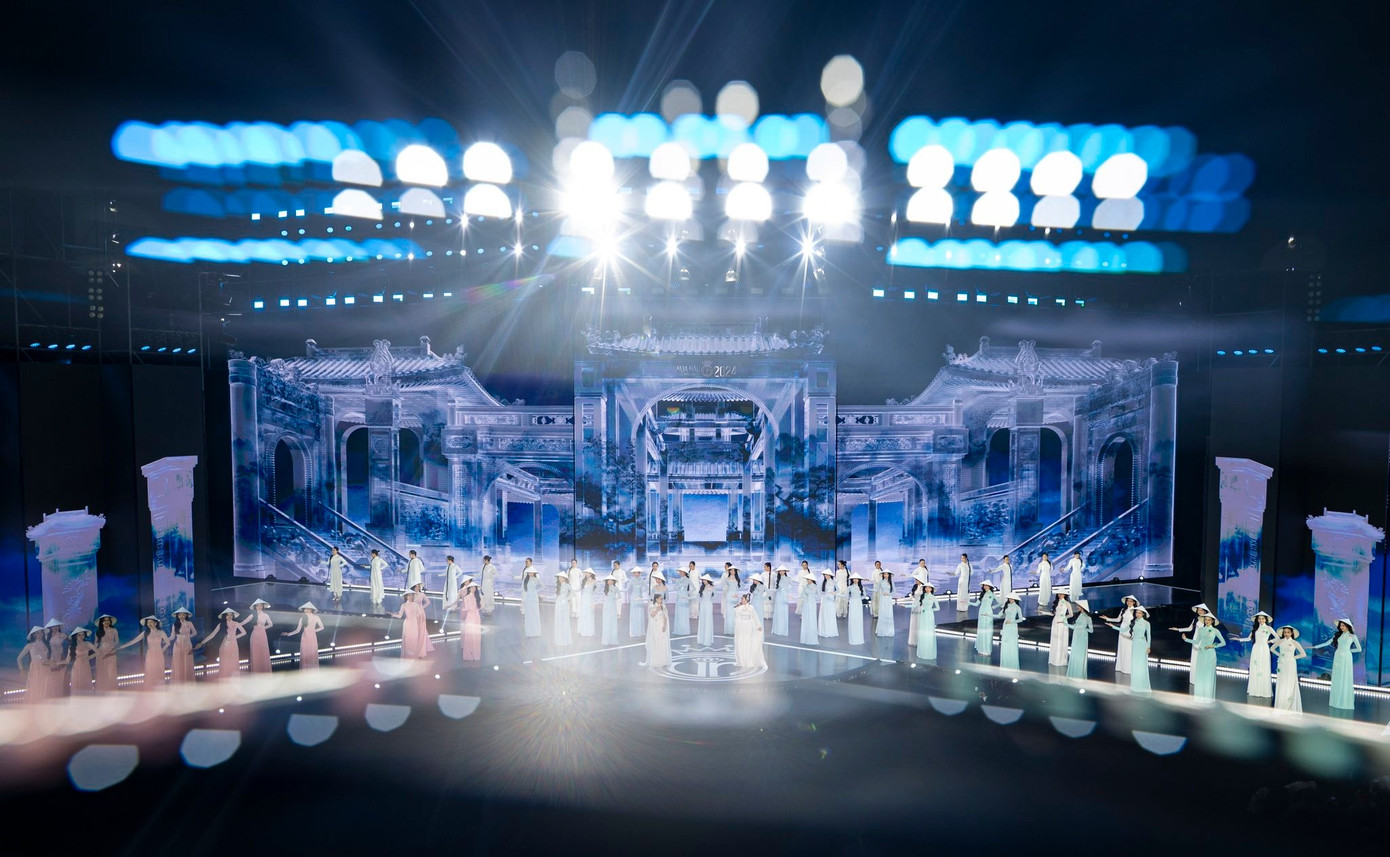 Sân khấu hình chữ X giúp thí sinh thoải mái khi trình diễn.