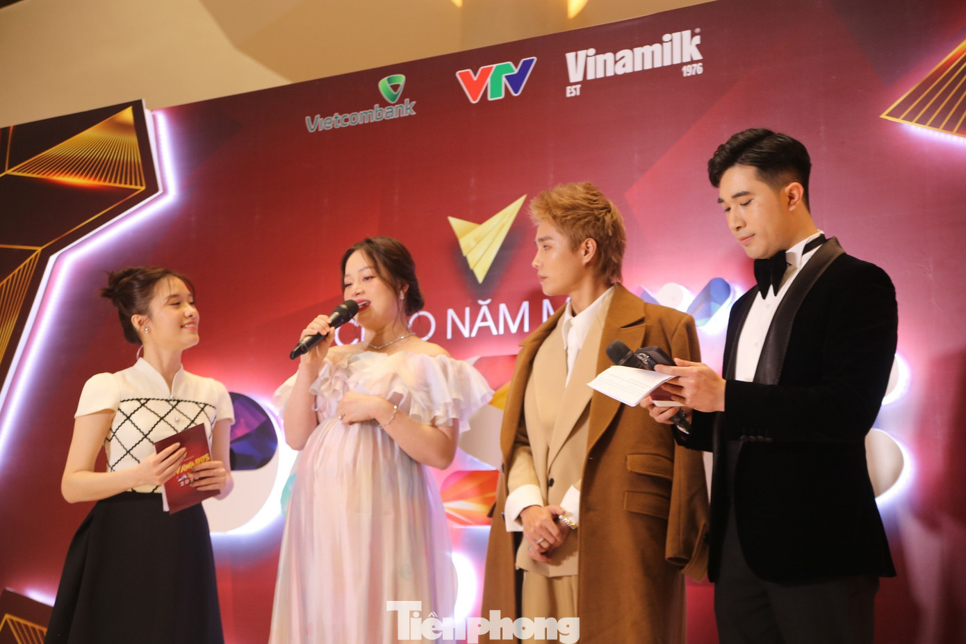 Diễn viên Lan Phương ôm bụng bầu dự VTV Awards 2023. Năm qua, Lan Phương có vai diễn nhiều màu sắc trong bộ phim Gia đình mình vui bất thình lình. Cô cũng tham gia phim nhiều tập Tết ở làng địa ngục và phim rạp Kẻ ăn hồn.