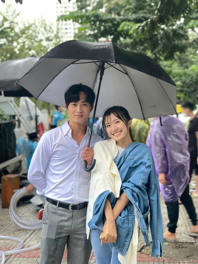 Vân Vân- Đông Phong thân thiết trong hậu trường phim. Vân Vân- Đông Phong thân thiết trong hậu trường phim.