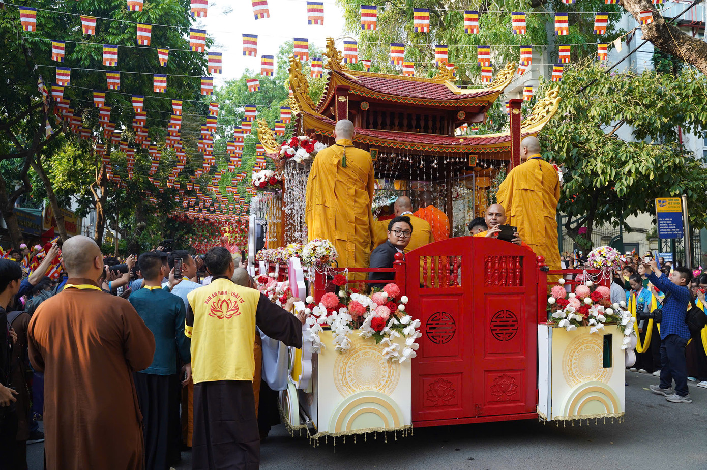 Không gian chùa Quán Sứ ngập tràn sắc màu rực rỡ của cờ ngũ sắc và những biểu tượng Phật giáo.