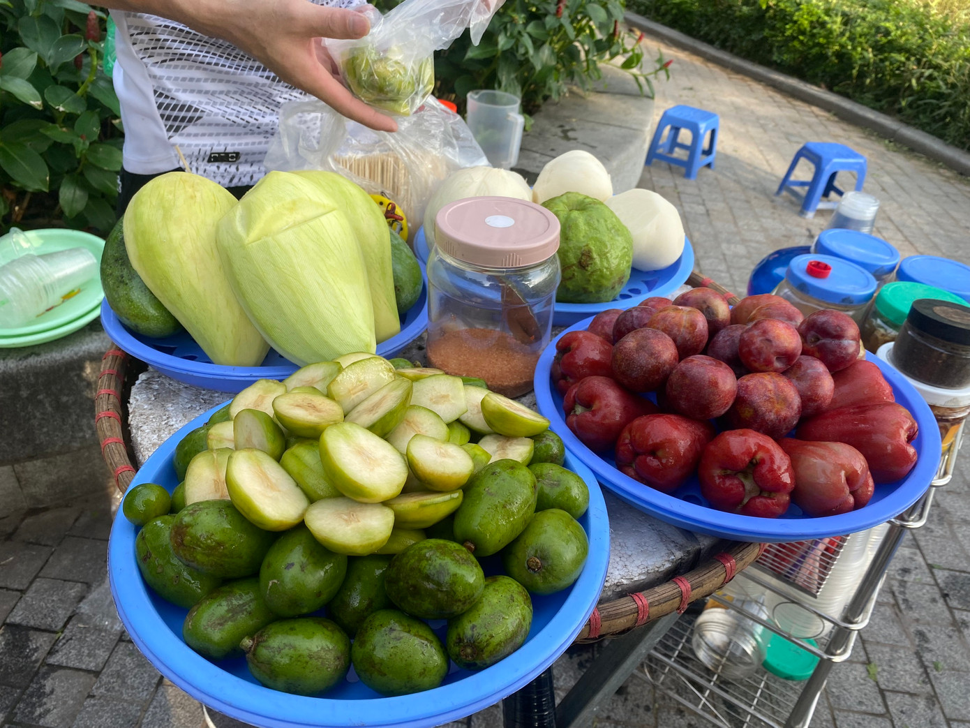 Hoa quả được bán với giá cao gấp nhiều lần ở chợ. Ảnh: Thu Hiền. Hoa quả được bán với giá cao gấp nhiều lần ở chợ. Ảnh: Thu Hiền.