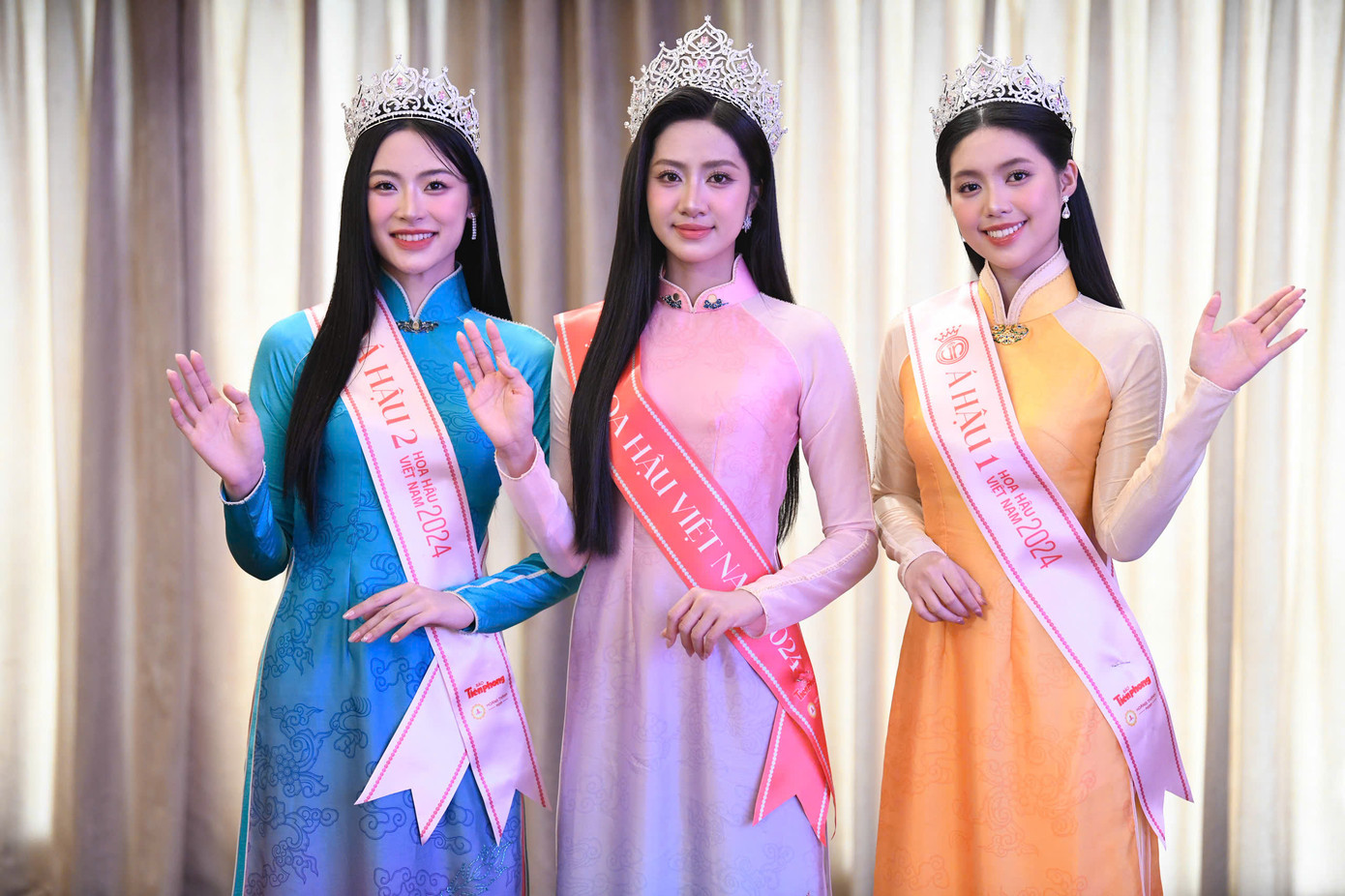 Hoa hậu Hà Trúc Linh nói cô tranh thủ gặp, ôm mẹ ngay sau khoảnh khắc đăng quang. Mẹ Hà Trúc Linh xúc động, bật khóc ngay tại sân khấu. Hoa hậu Hà Trúc Linh nói cô tranh thủ gặp, ôm mẹ ngay sau khoảnh khắc đăng quang. Mẹ Hà Trúc Linh xúc động, bật khóc ngay tại sân khấu.