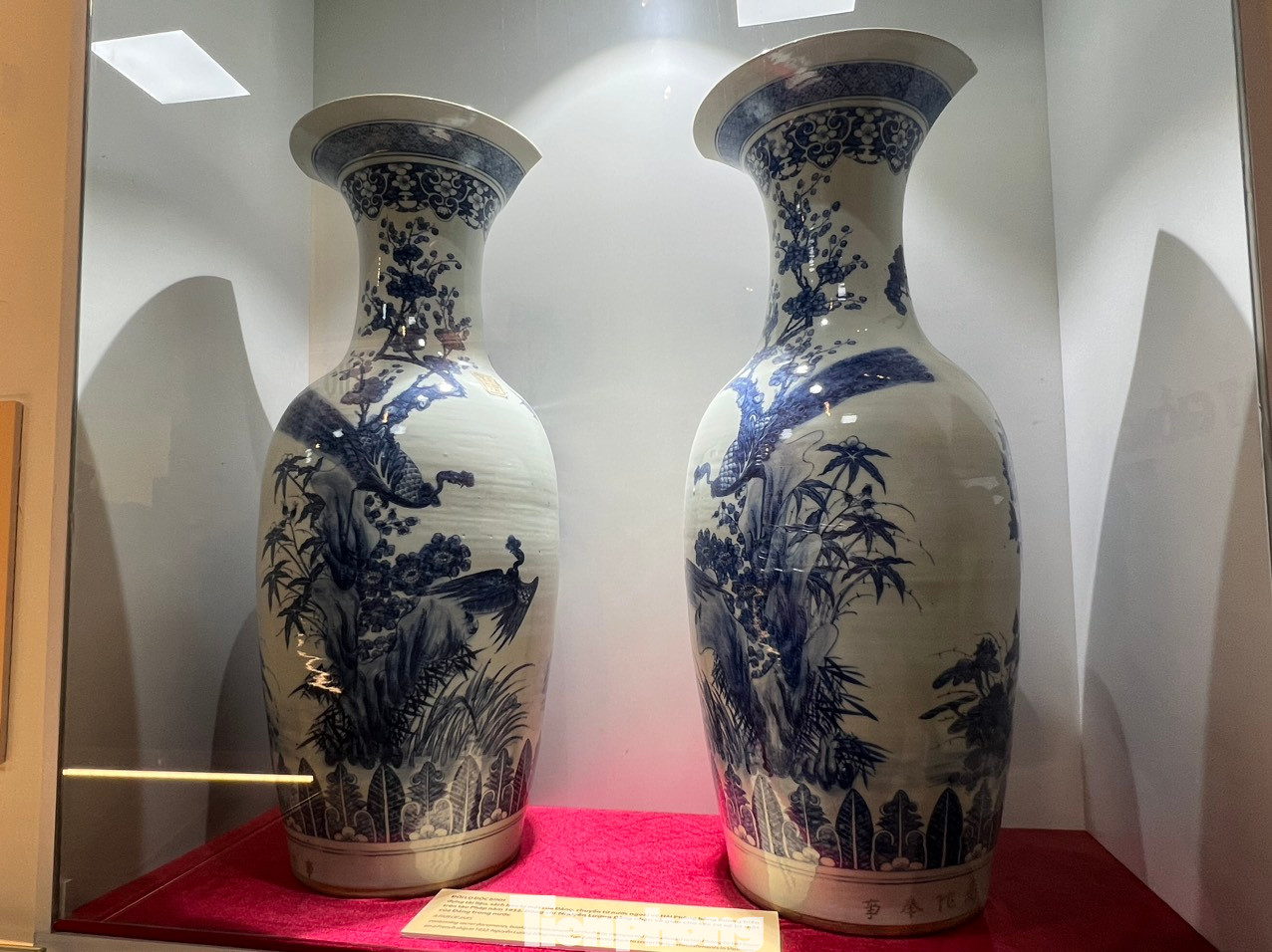 Đôi lọ lục bình đựng tài liệu, sách báo bí mật của Đảng, chuyển từ nước ngoài về Hải Phòng bằng đường biển năm 1932.