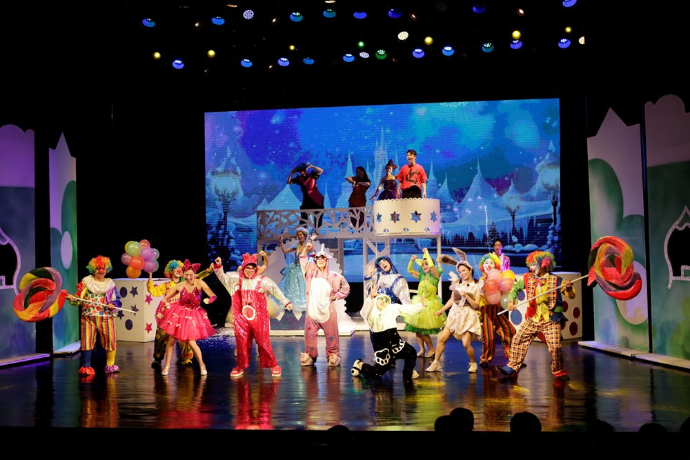 Nguồn thu của nhà hát không cao, khán giả cũng chưa hình thành thói quen ra rạp xem biễu diễn hàng tuần. Nguồn thu của nhà hát không cao, khán giả cũng chưa hình thành thói quen ra rạp xem biễu diễn hàng tuần.