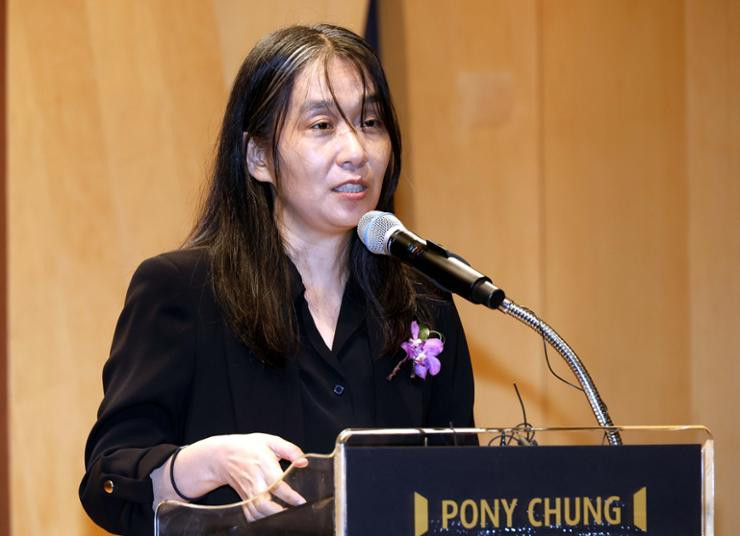 Han Kang tại lễ trao giải do Quỹ Pony Chung tổ chức. Ảnh: The Korea Times. Han Kang tại lễ trao giải do Quỹ Pony Chung tổ chức. Ảnh: The Korea Times.