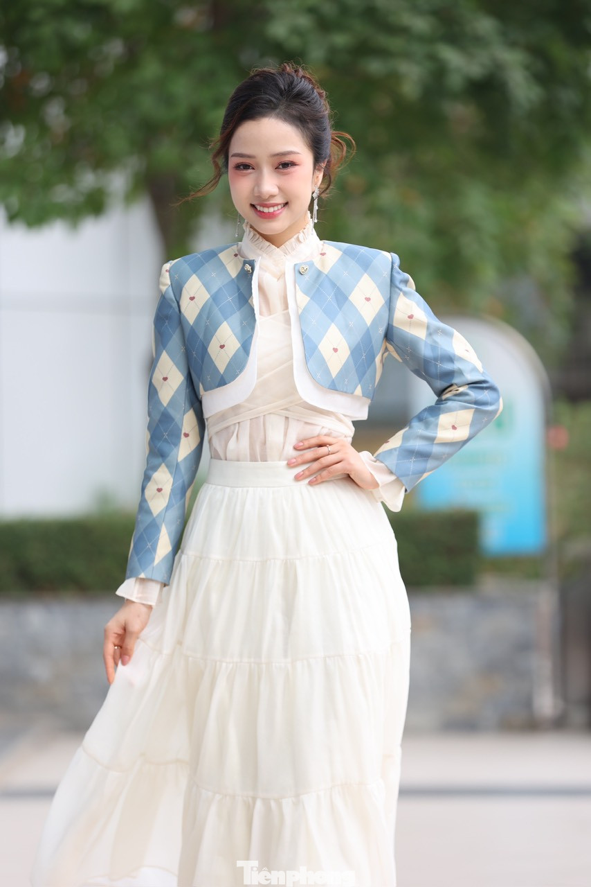 Người đẹp Ngọc Mai khẳng định Nâng bước thủ khoa là chương trình ý nghĩa, nhân văn. "Tôi xúc động khi lắng nghe những câu chuyện của các bạn tân sinh viên có hoàn cảnh khó khăn. Các bạn sinh ra không được chọn hoàn cảnh: có bạn không có gia đình trọn vẹn, những người thân đều có vấn đề sức khỏe, có bạn mất mẹ, lớn lên cũng có những lúc mang trong mình những mặc cảm tự ti. Nhưng nhờ sự nỗ lực, các bạn vươn lên đạt những thành tích vô cùng tuyệt vời và đáng tự hào", Ngọc Mai bày tỏ. Cô chia sẻ, Nâng bước thủ khoa là niềm động lực và sự hỗ trợ lớn để các bạn sinh viên chắp cánh ước mơ.