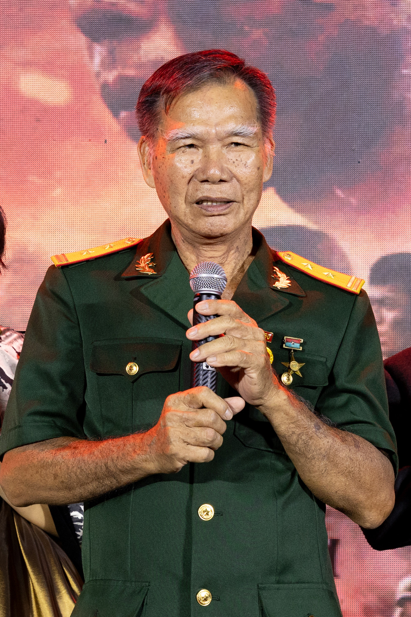 Anh hùng Lực lượng vũ trang nhân dân Tô Văn Đực tại sự kiện chiếu sớm phim Địa đạo: Mặt trời trong bóng tối. Anh hùng Lực lượng vũ trang nhân dân Tô Văn Đực tại sự kiện chiếu sớm phim Địa đạo: Mặt trời trong bóng tối.