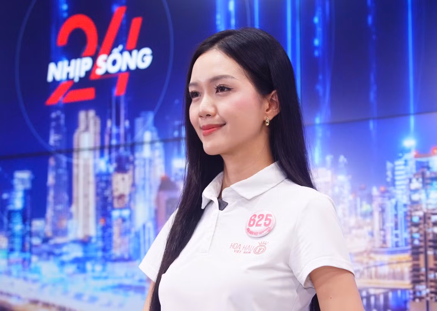 Thí sinh trải nghiệm tại trường quay của báo. Ảnh: Duy Phạm.