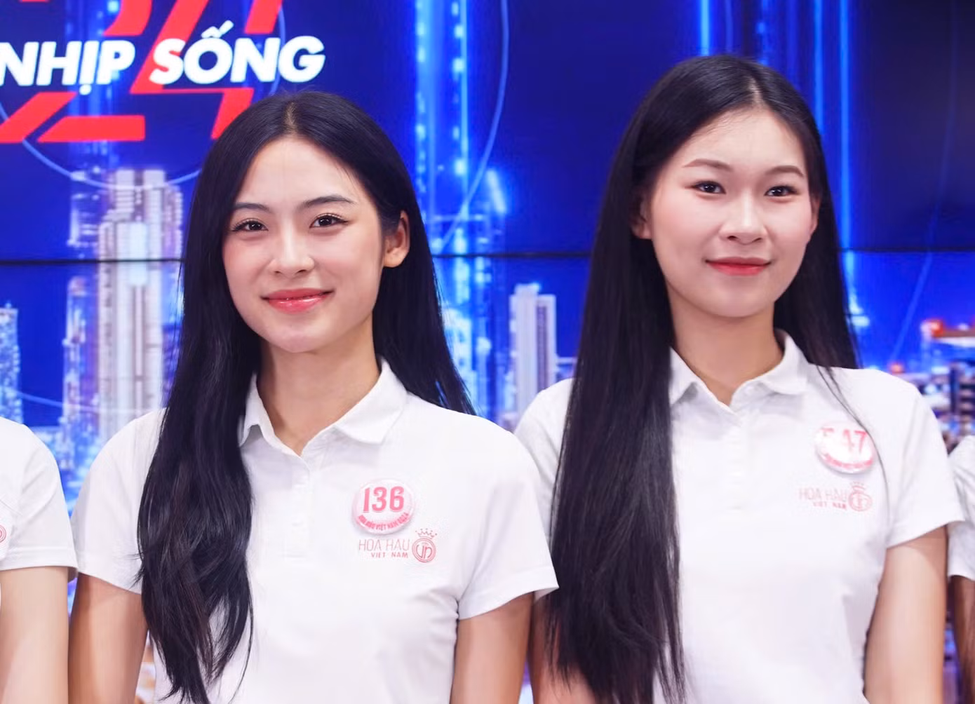 Thí sinh trải nghiệm tại trường quay của báo. Ảnh: Duy Phạm.