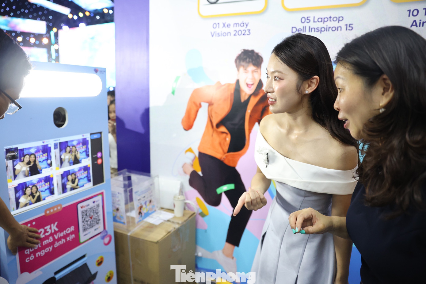 Khánh Vy bày tỏ niềm yêu thích với công nghệ thanh toán số. Cô cũng là người hiếm khi đem theo tiền mặt khi ra đường do tạo được thói quen thanh toán online. Khánh Vy bày tỏ niềm yêu thích với công nghệ thanh toán số. Cô cũng là người hiếm khi đem theo tiền mặt khi ra đường do tạo được thói quen thanh toán online.