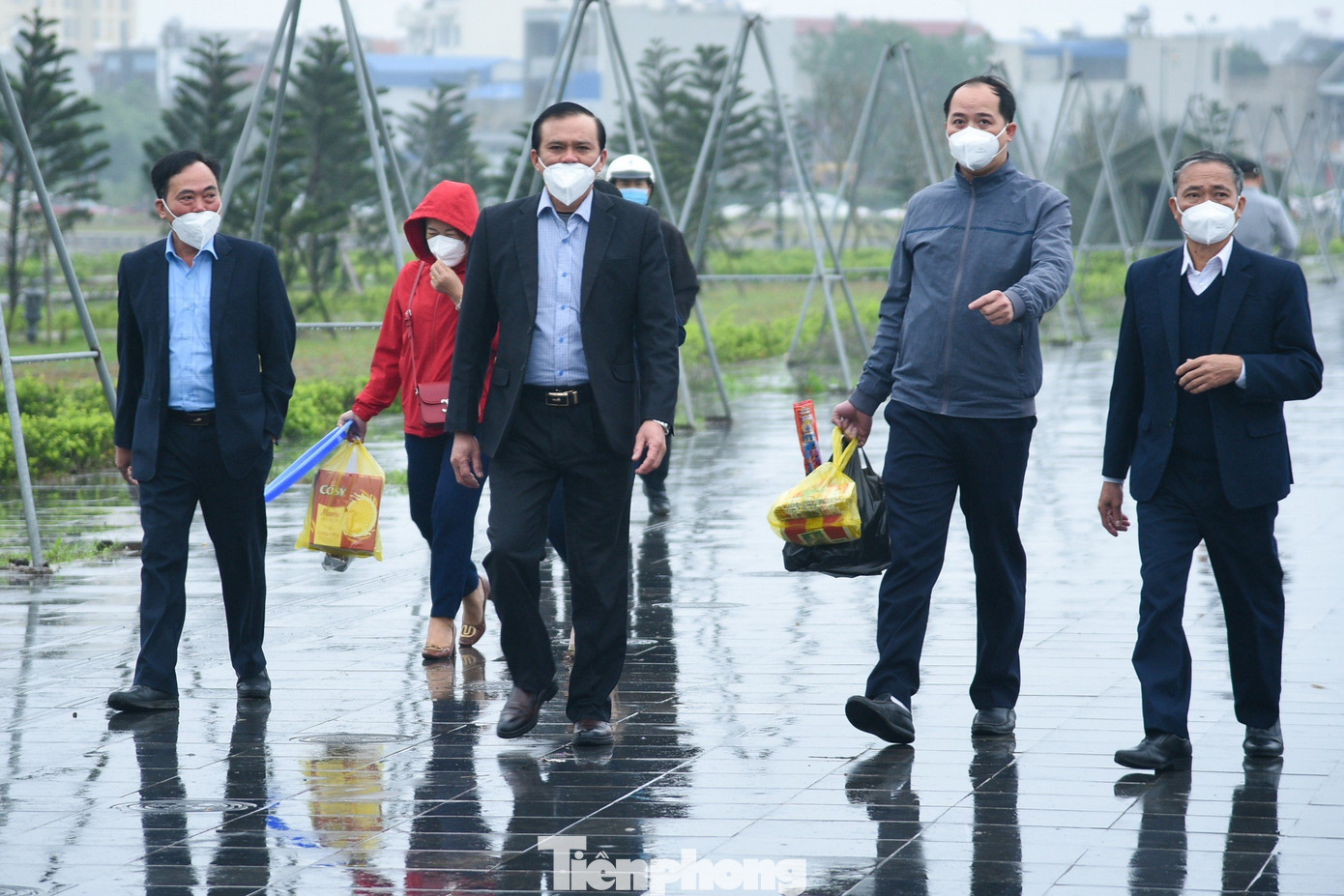 Cơn mưa rả rích từ sáng khiến lượng khách về đền Trần trước giờ khai ấn không quá đông. Tuy nhiên, càng về chiều muộn, không khí càng tấp nập. Cơn mưa rả rích từ sáng khiến lượng khách về đền Trần trước giờ khai ấn không quá đông. Tuy nhiên, càng về chiều muộn, không khí càng tấp nập.