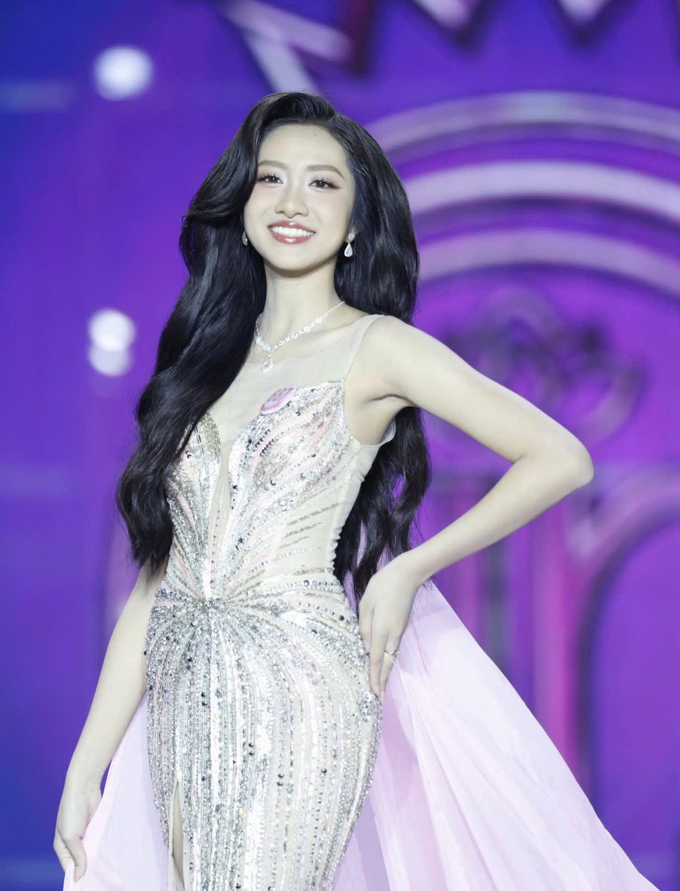 Trong phần thi dạ hội, Top 15 Hoa hậu Việt Nam 2024 trình diễn trên nền ca khúc Vụt sáng thành vì sao (ca sĩ Giang Hồng Ngọc thể hiện). Các cô gái bước ra trong những bộ cánh lộng lẫy và sang trọng. Hà Trúc Linh khoe vóc dáng ấn tượng với chiều cao 1,72m.