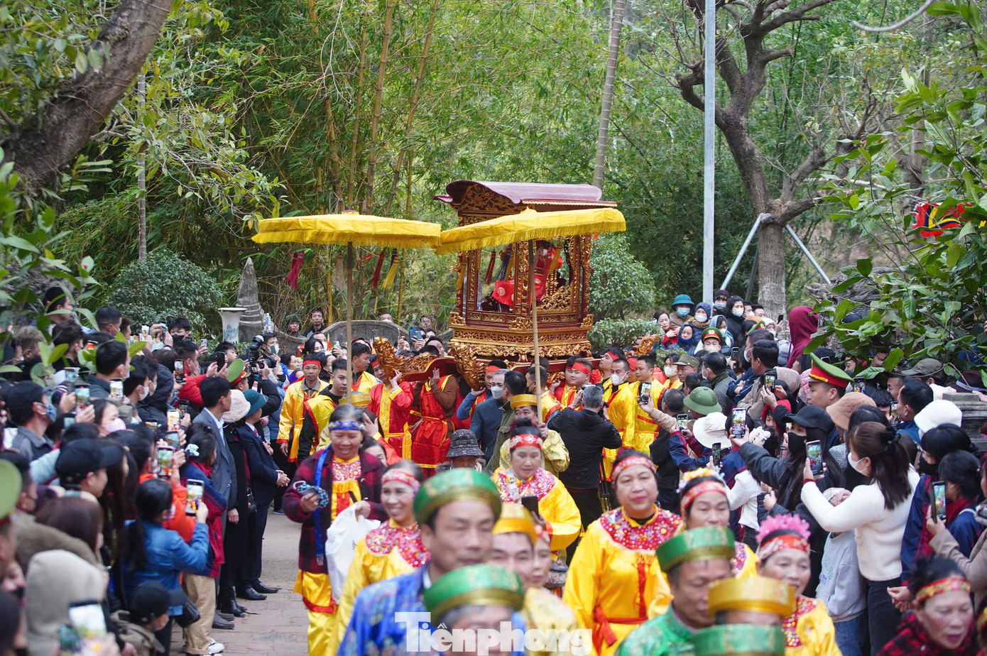 Đám đông vây quanh kiệu tướng.