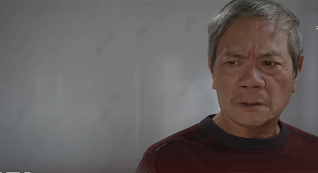 Ông Công giả vờ đau chân để Son về chăm sóc. Ảnh: CMH. Ông Công giả vờ đau chân để Son về chăm sóc. Ảnh: CMH.