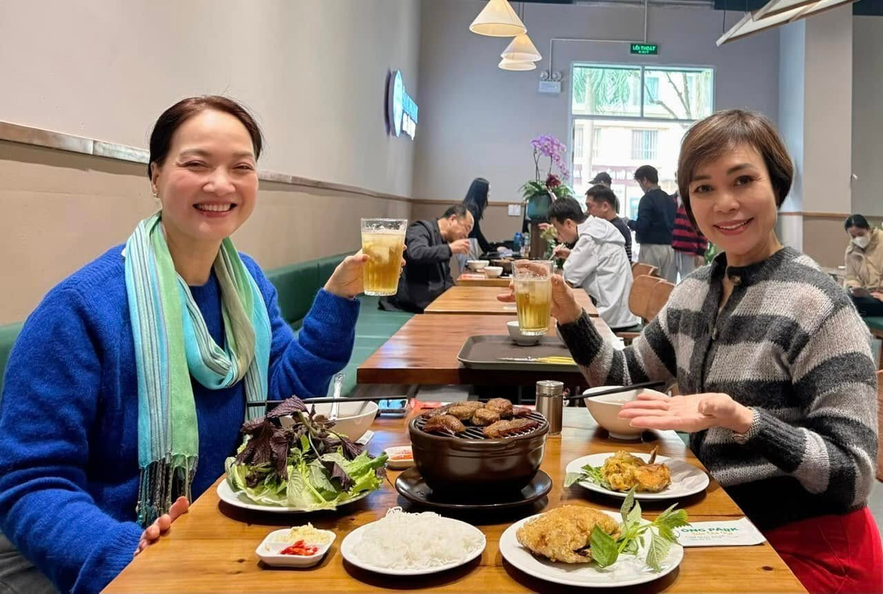 Quán phục vụ khách Việt và khách Hàn. Diễn viên Lê Khanh từng đến quán và dành nhiều lời khen.