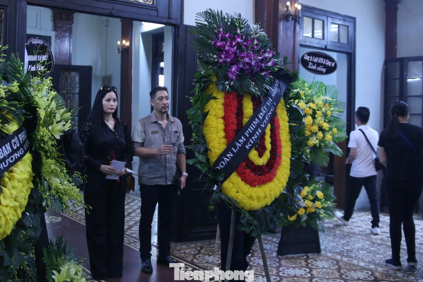 Đạo diễn Tất Bình, diễn viên Hồ Phong, Thanh Giang tiễn đưa NSND Nguyễn Hữu Phần. Ảnh: Gia Linh. Đạo diễn Tất Bình, diễn viên Hồ Phong, Thanh Giang tiễn đưa NSND Nguyễn Hữu Phần. Ảnh: Gia Linh.