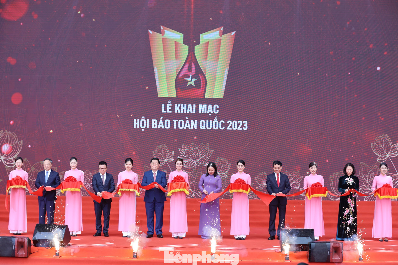 Hội báo toàn quốc 2023 diễn ra trong 3 ngày (từ 17 - 19/03/2023) tại Bảo tàng Hà Nội, với 87 gian trưng bày của các đơn vị báo chí trên cả nước. Hội báo toàn quốc 2023 có chủ đề: Đoàn kết - Chuyên nghiệp - Văn hóa - Sáng tạo. Ông Nguyễn Trọng Nghĩa, Bí thư T.Ư Đảng, Trưởng Ban Tuyên giáo T.Ư khẳng định, Hội báo là hoạt động có ý nghĩa chính trị, xã hội, văn hóa và trí tuệ, làm sinh động phong phú thêm đời sống báo chí và là dịp để biểu dương lực lượng báo chí, tạo không khí thi đua giữa các cơ quan báo chí (ảnh: Như Ý).