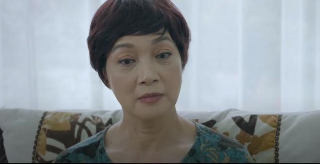 Bà Lan lấy làm lạ khi Gia An tìm về quê gặp người giúp việc cũ. Ảnh: CMH.