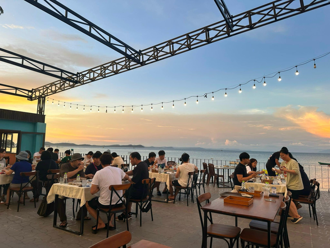 Một số nhà hàng duy trì được lượng khách sau đợt khủng hoảng. Ảnh: Hoàng Diệu.