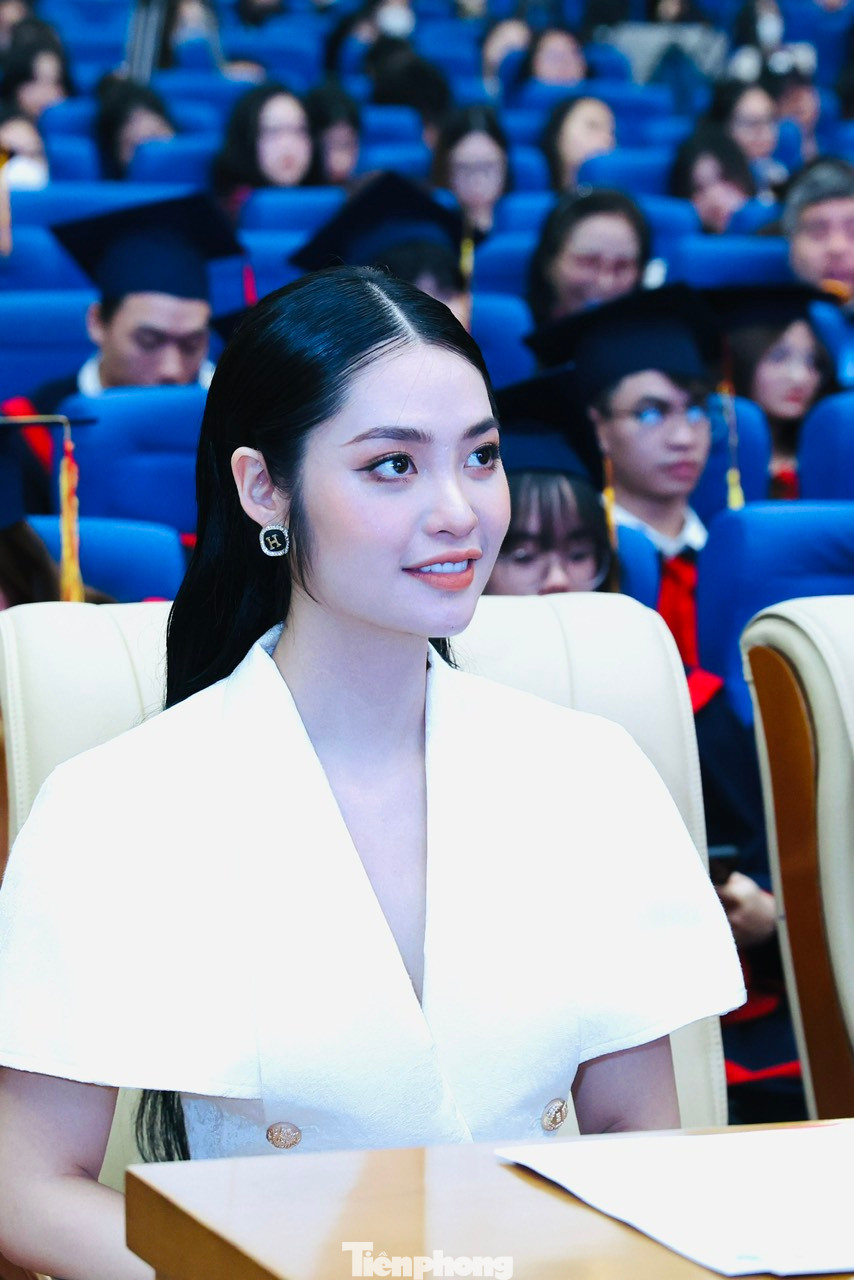 Hoa hậu các dân tộc Việt Nam 2022 Nông Thúy Hằng rạng rỡ trong ngày trở lại trường cũ - trường Đại học Kinh tế Quốc dân.