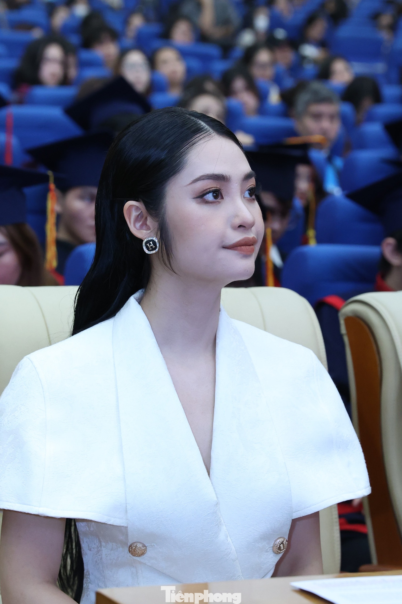 Hoa hậu các dân tộc Việt Nam 2022 Nông Thúy Hằng rạng rỡ trong ngày trở lại trường cũ - trường Đại học Kinh tế Quốc dân.