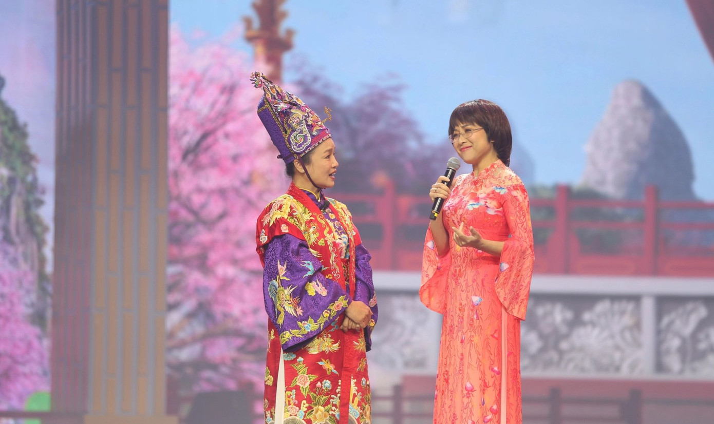 Nghệ sĩ Tú Oanh xuất hiện từ đầu chương trình, có màn tương tác hài hước với MC Thảo Vân. Trên sân chầu, Táo Văn thể Tú Oanh cũng trổ tài văn nghệ, phù hợp với lĩnh vực mà chị phụ trách.