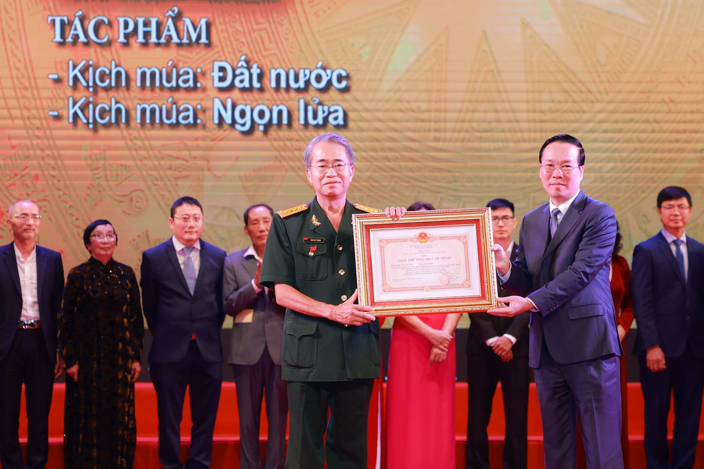 NSND Ứng Duy Thịnh nhận Giải thưởng Hồ Chí Minh về VHNT với tác phẩm kịch múa Đất nước và Ngọn lửa. Ảnh: Nhật Minh.