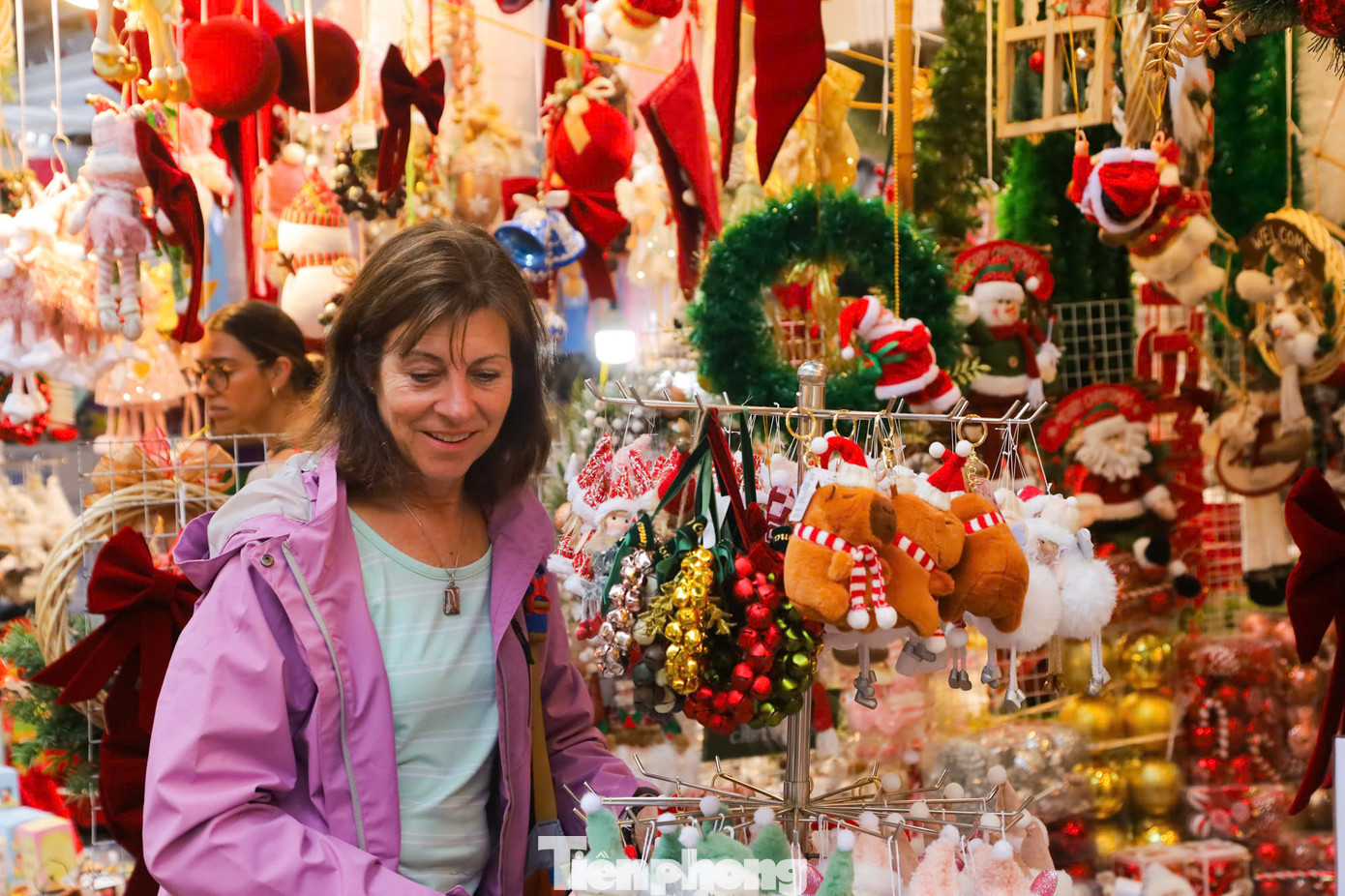 Từ giữa tháng 11, phố Hàng Mã (Hà Nội) bày nhiều đồ trang trí Giáng sinh sặc sỡ. Con phố này gắn liền với nghề sản xuất, buôn bán đồ giấy, đồ vàng mã cúng lễ, ma chay theo văn hóa phương Đông và các loại đồ trang trí, đồ chơi dân gian bằng giấy.