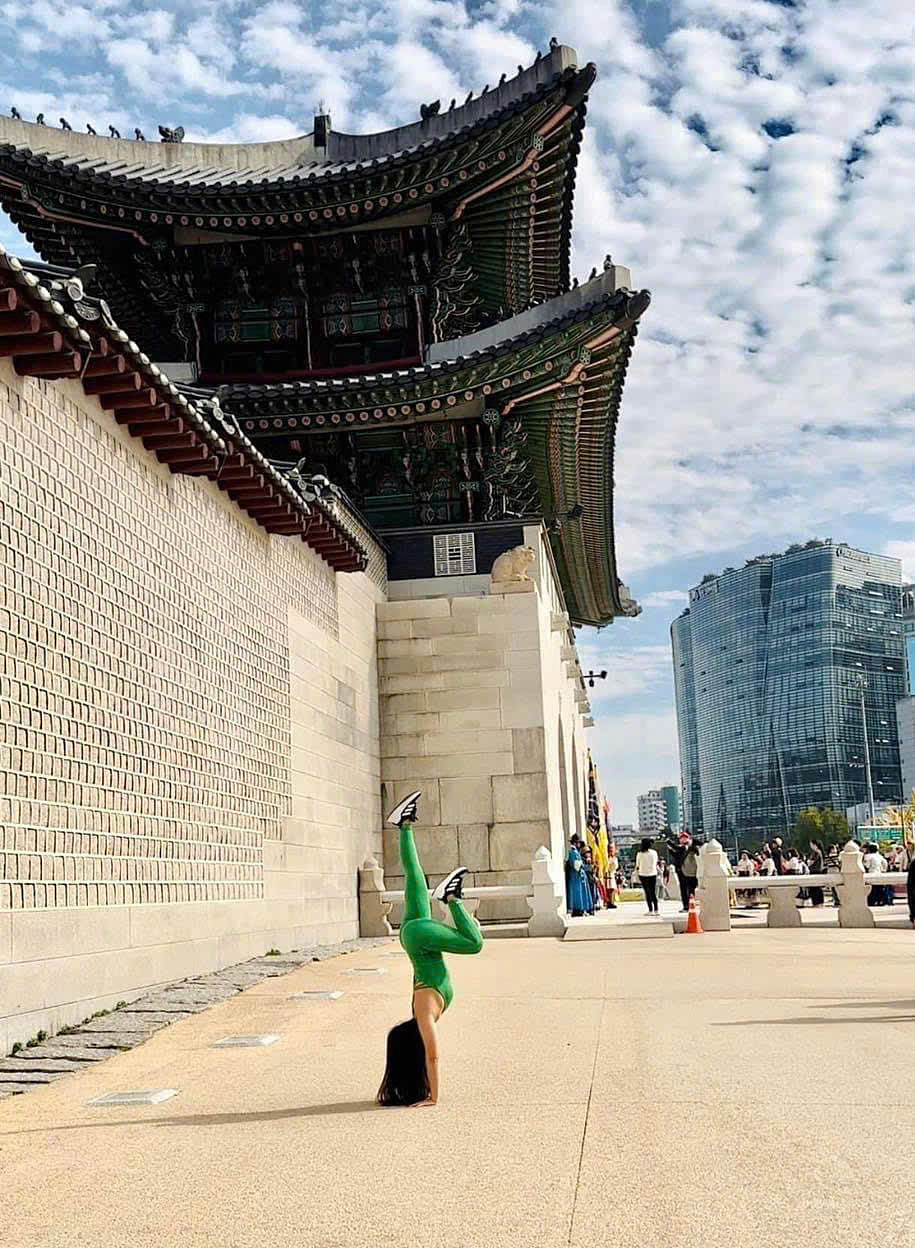 Tư thế phản cảm của du khách Việt tại điểm du lịch nổi tiếng của Hàn Quốc. Tư thế phản cảm của du khách Việt tại điểm du lịch nổi tiếng của Hàn Quốc.