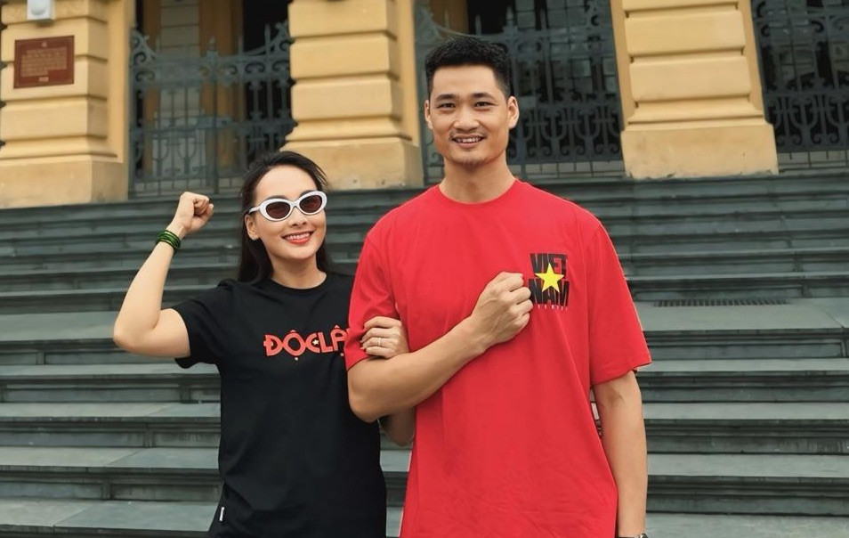 Diễn viên Bảo Thanh và ông xã mặc áo phông in chữ Độc lập, Việt Nam check-in Nhà hát Lớn, hòa vào niềm vui chung của cả nước dịp đại lễ. Những ngày này, áo phông in hình cờ đỏ sao vàng hay tiêu ngữ Độc lập - Tự do - Hạnh phúc bán đắt hàng.