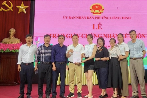 Hình ảnh trong buổi lễ trao giấy chứng nhận kết hôn của Phương Oanh. Hình ảnh trong buổi lễ trao giấy chứng nhận kết hôn của Phương Oanh.