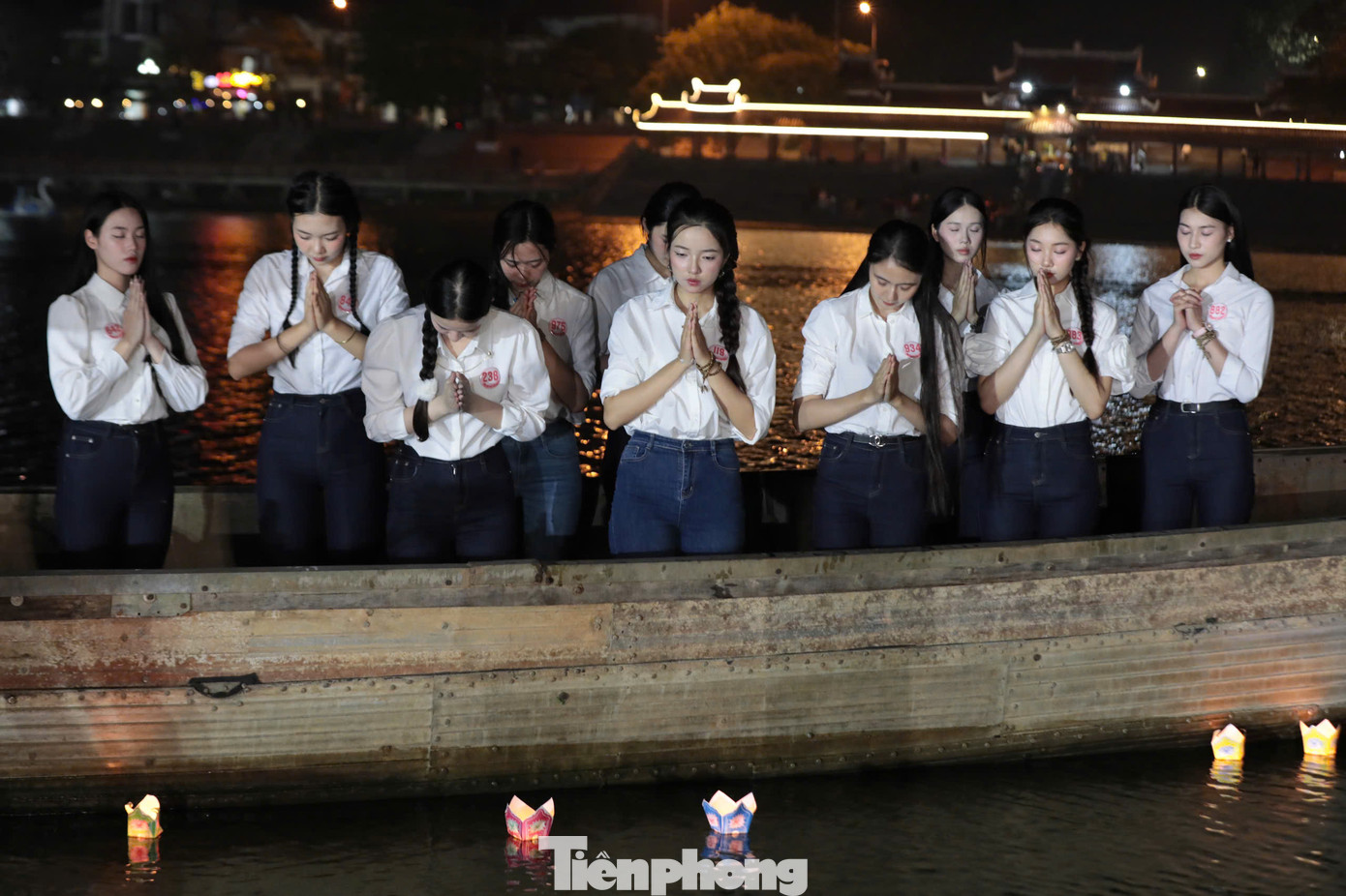 Thí sinh Hoàng Hiền Nhi ghi nhớ khoảnh khắc thả hoa đăng tưởng nhớ các anh hùng liệt sĩ. Cô bày tỏ xúc động và biết ơn sự hy sinh cao cả và những chiến công lừng lẫy của các anh hùng liệt sĩ - những người viết nên trang sử hào hùng của dân tộc. "Tôi hiểu rằng thế hệ trẻ Việt Nam phải chung tay kế thừa, bảo vệ và gìn giữ những gì cha ông đã để lại", Hiền Nhi chia sẻ.