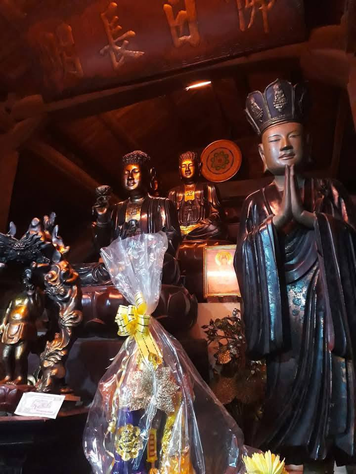 Hệ thống tượng ở chùa Vẽ. Hệ thống tượng ở chùa Vẽ.