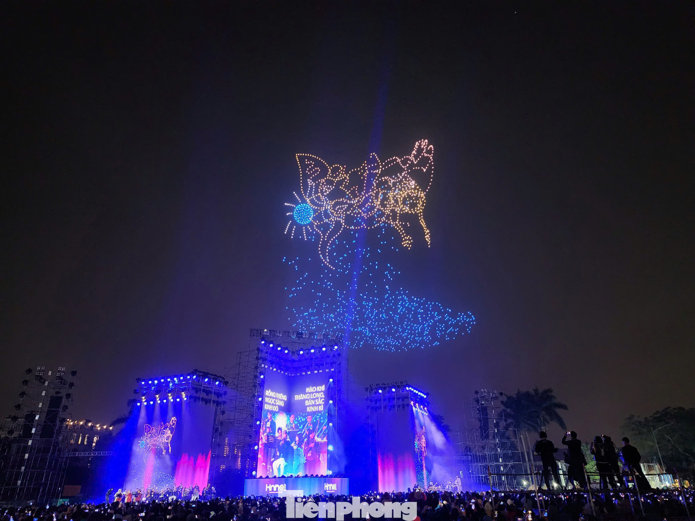 Drone được lập trình cẩn thận để tạo ra những hình ảnh, mô hình và hiệu ứng ánh sáng phức tạp khi bay theo đội hình được sắp xếp trước.