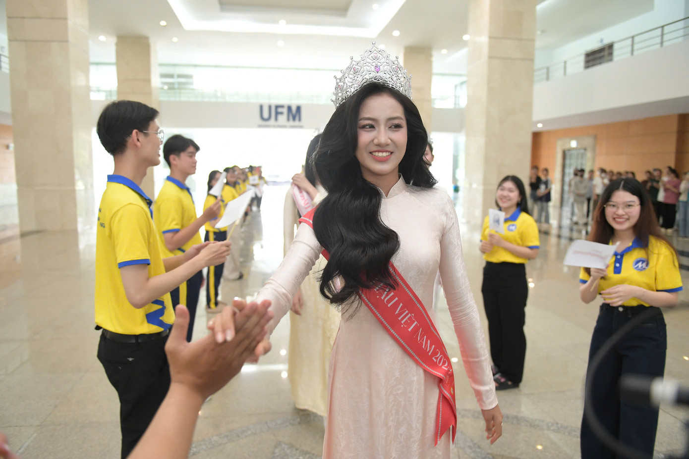 Bạn cùng lớp và cũng là bạn thân của Hà Trúc Linh cho biết nhiều sinh viên của Đại học Tài chính Marketing có mặt từ 12h30 để chuẩn bị cho sự kiện. Bạn cùng lớp tiết lộ thời điểm tham gia cuộc thi, Hà Trúc Linh thường xuyên nhắn tin hỏi thăm tình hình lớp học và các bạn.