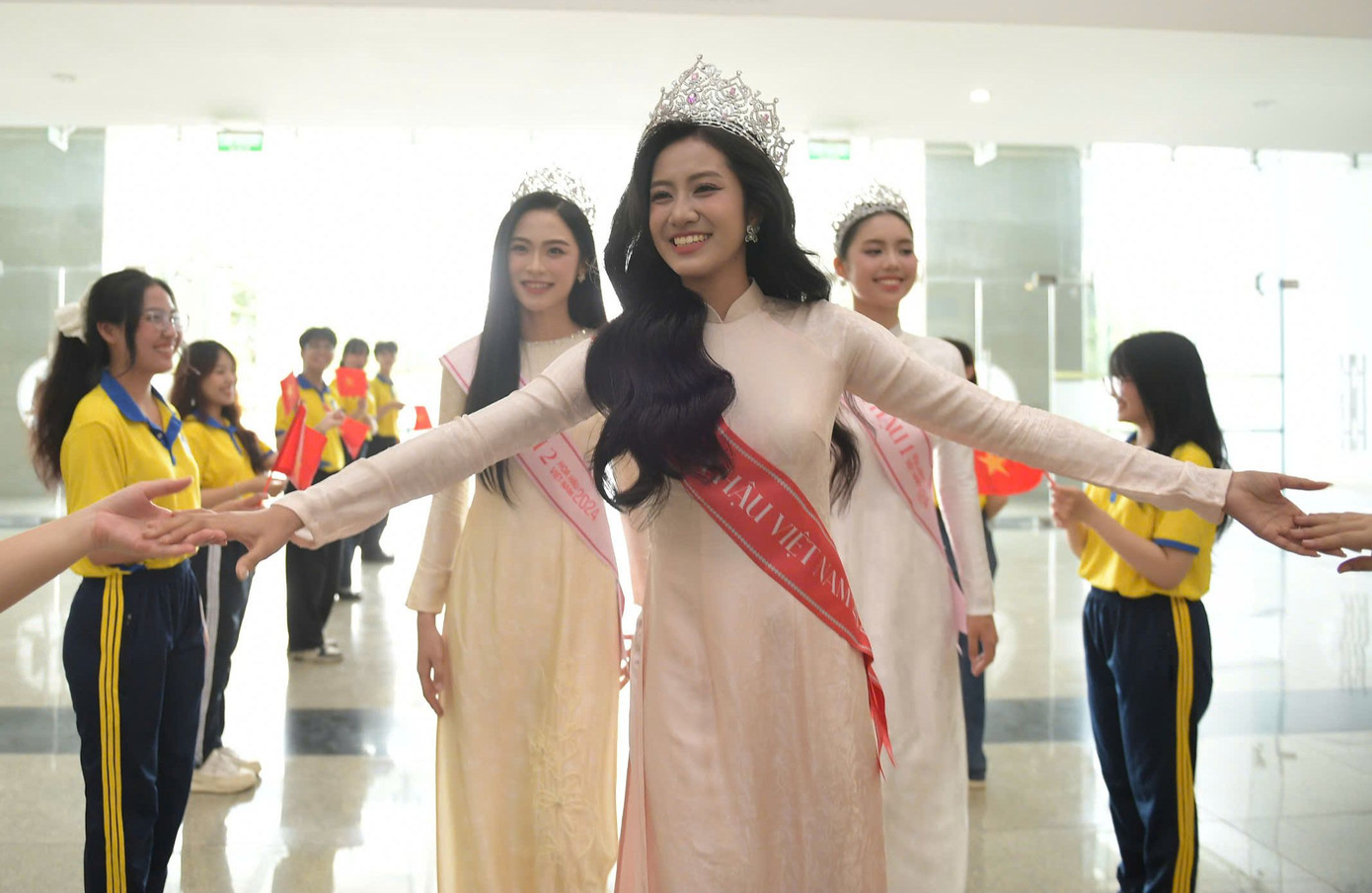 Sinh viên xếp hàng dài từ đầu giờ chiều để chào đón Hoa hậu Việt Nam 2024 Hà Trúc Linh. Hà Trúc Linh hiện là sinh viên khoa Marketing của trường. Trước khi giành vương miện danh giá tại Hoa hậu Việt Nam, cô giành ngôi vị cao nhất cuộc thi Nét đẹp sinh viên năm 2023 của trường. Trong đêm chung kết, Trúc Linh được thầy hiệu phó Đại học Tài chính - Marketing và Bí thư Đoàn trường ra sân khấu cổ vũ.