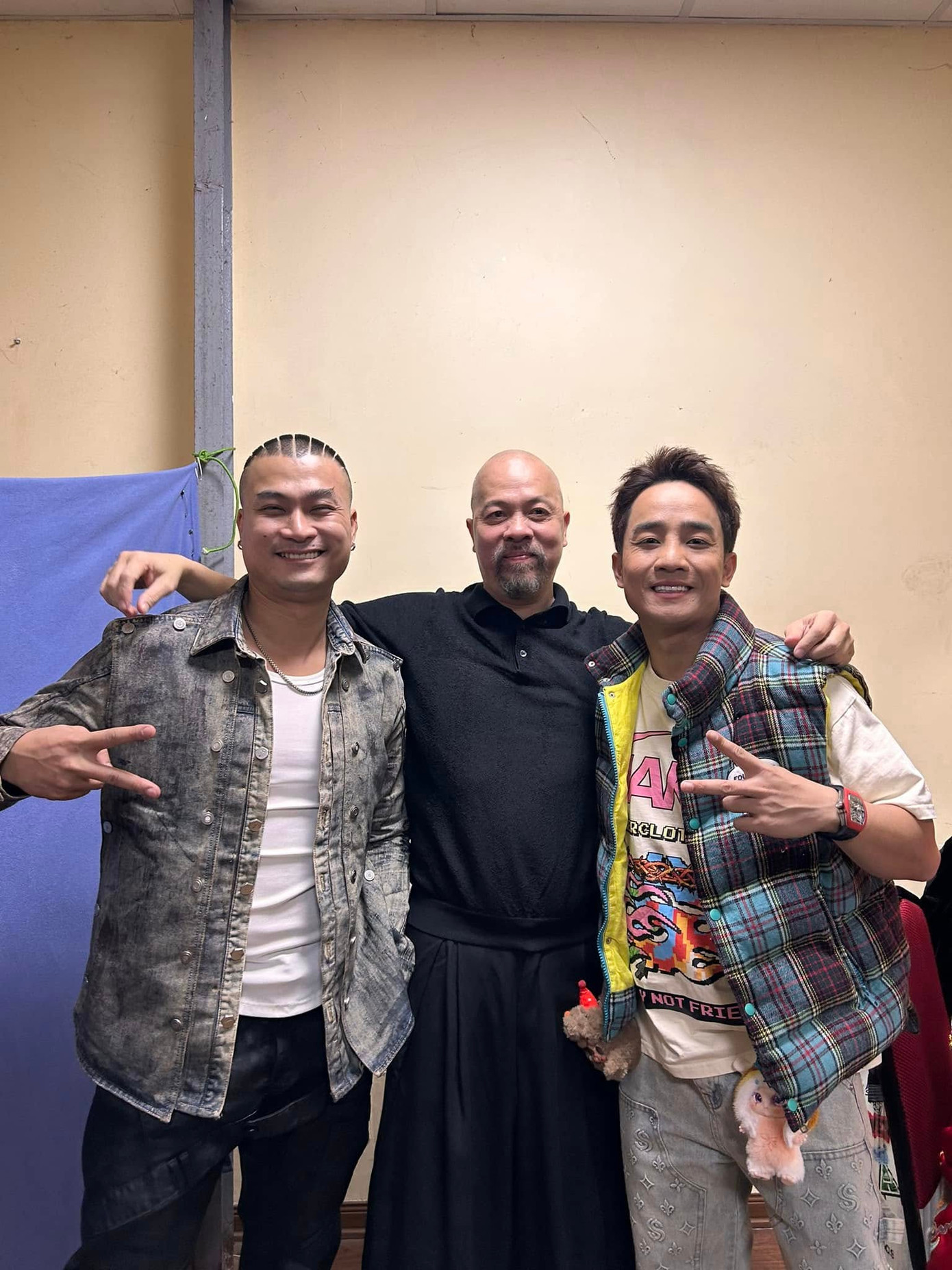 Diễn viên Duy Hưng gây bất ngờ khi xuất hiện ở Táo Quân 2025. Theo bản phân vai rò rỉ trên mạng xã hội, Táo Quân 2025 được triển khai dưới hình thức cuộc thi. Dàn nghệ sĩ kỳ cựu quen thuộc là NSƯT Quang Thắng, NSƯT Chí Trung, nghệ sĩ Vân Dung, NSND Tự Long lần lượt hóa thân thành các Táo đại diện cho bốn mùa trong năm.