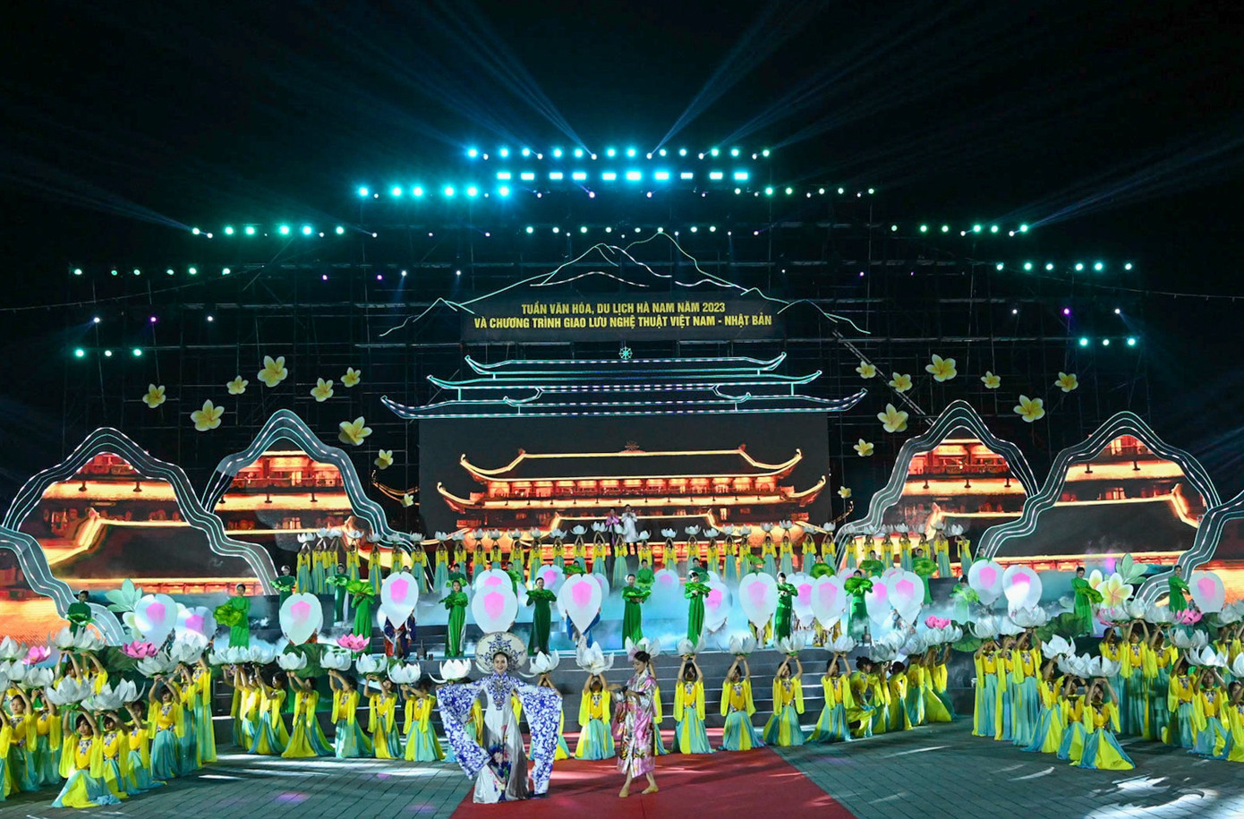 Tuần Văn hóa - Du lịch Hà Nam năm 2023 và Chương trình giao lưu nghệ thuật truyền thống Việt Nam - Nhật Bản kỷ niệm 50 năm thiết lập quan hệ ngoại giao giữa hai nước khai mạc tối 14/5, tại quần thể danh lam thắng cảnh Tam Chúc (Kim Bảng, Hà Nam). Ảnh: Nguyễn Linh.
