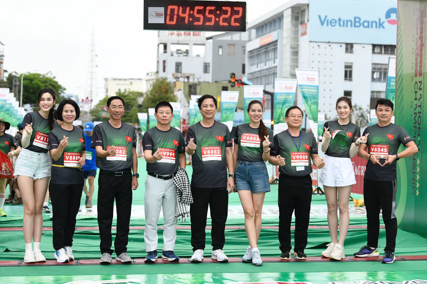 Hoa hậu Đỗ Hà, Á hậu Ngọc Thảo chụp ảnh lưu niệm cùng BTC Tiền Phong Marathon 2025.