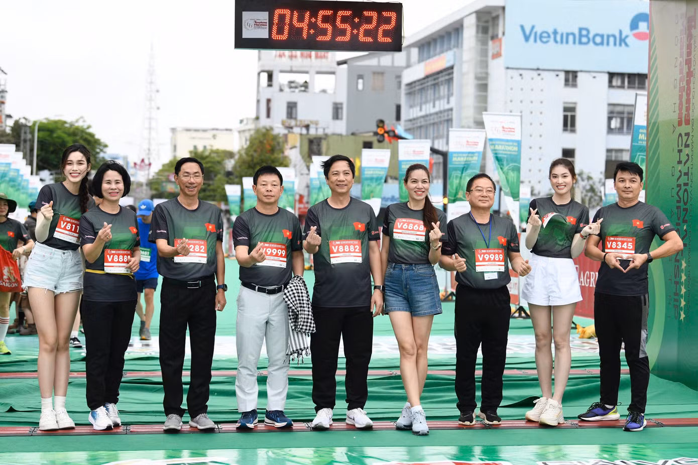 Hoa hậu Đỗ Hà, Á hậu Ngọc Thảo chụp ảnh lưu niệm cùng BTC Tiền Phong Marathon 2025.