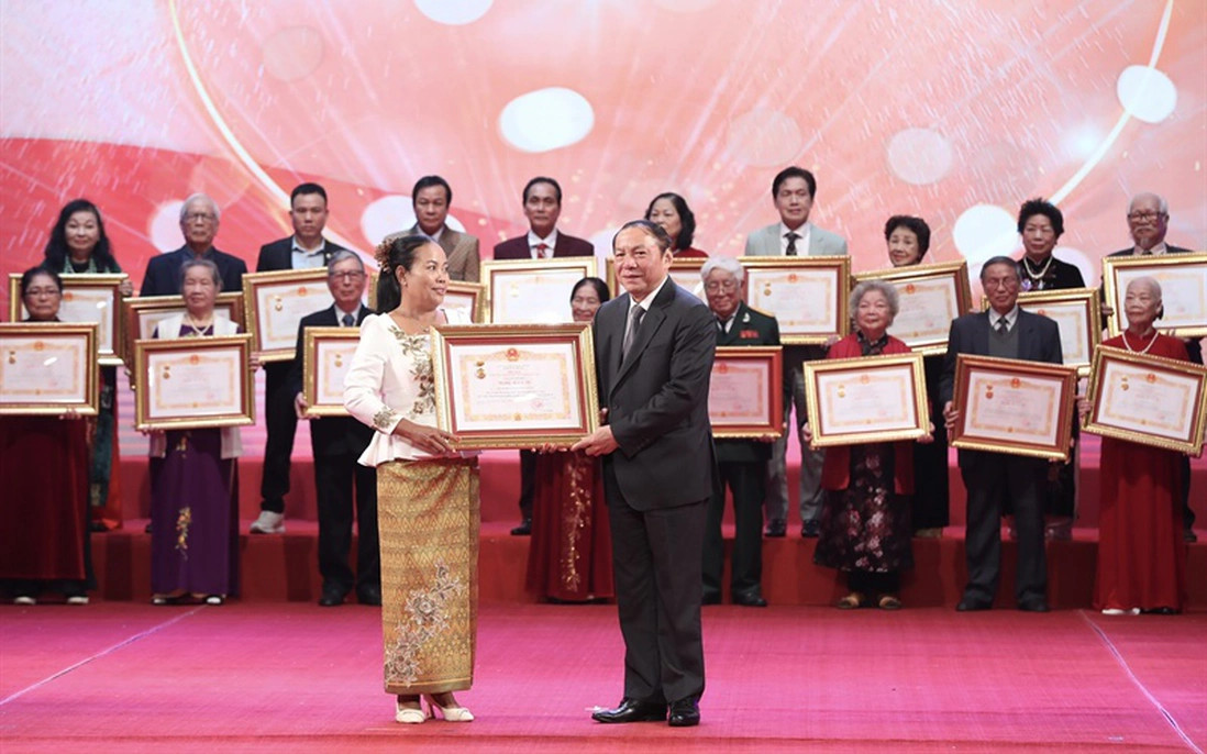 Nhiều chính sách quan tâm tới đội ngũ văn nghệ sĩ. Nhiều chính sách quan tâm tới đội ngũ văn nghệ sĩ.