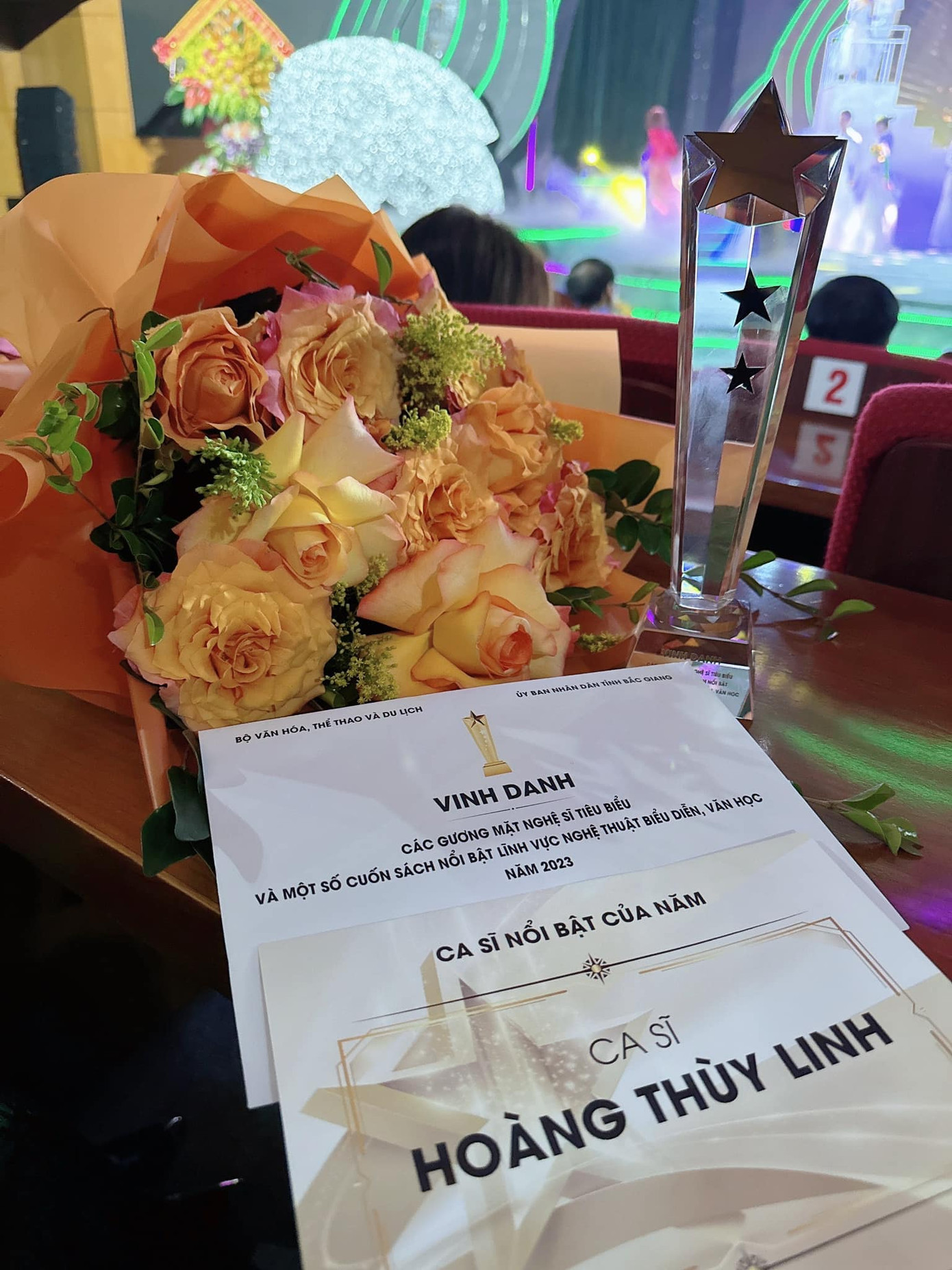 Hoàng Thùy Linh đăng tải chiếc cúp vinh danh trên trang cá nhân. Ảnh: FBNV. Hoàng Thùy Linh đăng tải chiếc cúp vinh danh trên trang cá nhân. Ảnh: FBNV.