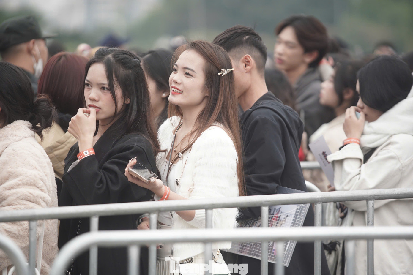 Concert Anh trai say hi tối 9/12 tại sân vận động quốc gia Mỹ Đình (Hà Nội) dự kiến đón hàng nghìn người hâm mộ. Nhiều người xếp hàng dưới trời 16 độ C từ tờ mờ sáng để có chỗ đứng gần sân khấu.