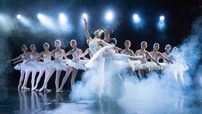 Nghệ sĩ múa phải tập luyện khi còn rất nhỏ, từ 5-7 tuổi và phải rời sân khấu khi ngoài 30. Nghệ sĩ múa phải tập luyện khi còn rất nhỏ, từ 5-7 tuổi và phải rời sân khấu khi ngoài 30.