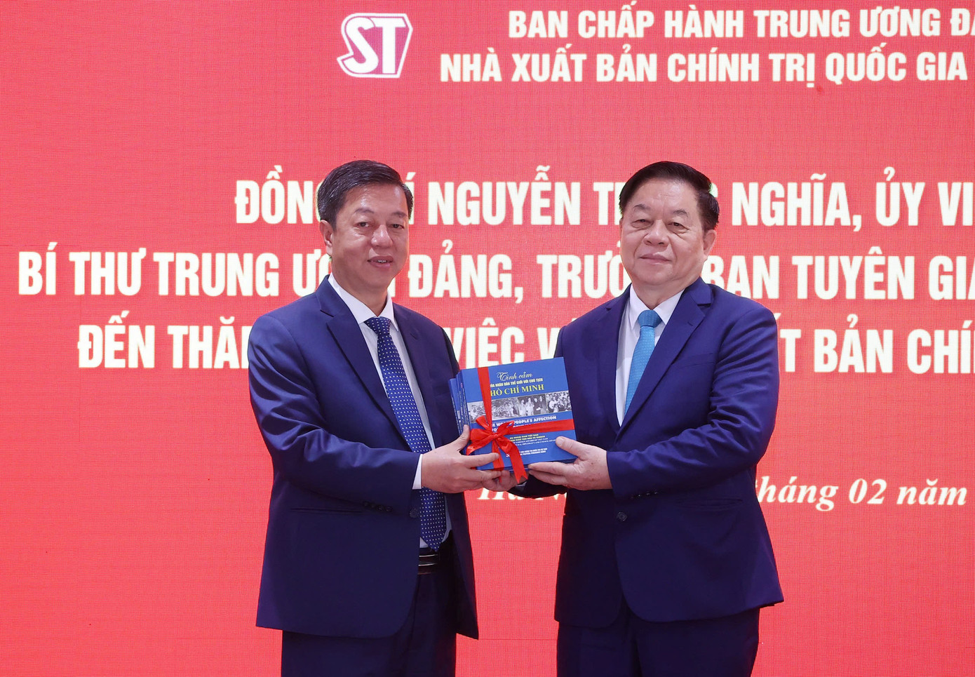 PGS.TS. Vũ Trọng Lâm, Giám đốc - Tổng Biên tập NXB Chính trị quốc gia Sự thật (trái) trao tặng Trưởng Ban Tuyên giáo và Dân vận Trung ương Nguyễn Trọng Nghĩa ấn phẩm Tình cảm của nhân dân thế giới với Chủ tịch Hồ Chí Minh. Ảnh: Văn Điệp. PGS.TS. Vũ Trọng Lâm, Giám đốc - Tổng Biên tập NXB Chính trị quốc gia Sự thật (trái) trao tặng Trưởng Ban Tuyên giáo và Dân vận Trung ương Nguyễn Trọng Nghĩa ấn phẩm Tình cảm của nhân dân thế giới với Chủ tịch Hồ Chí Minh. Ảnh: Văn Điệp.