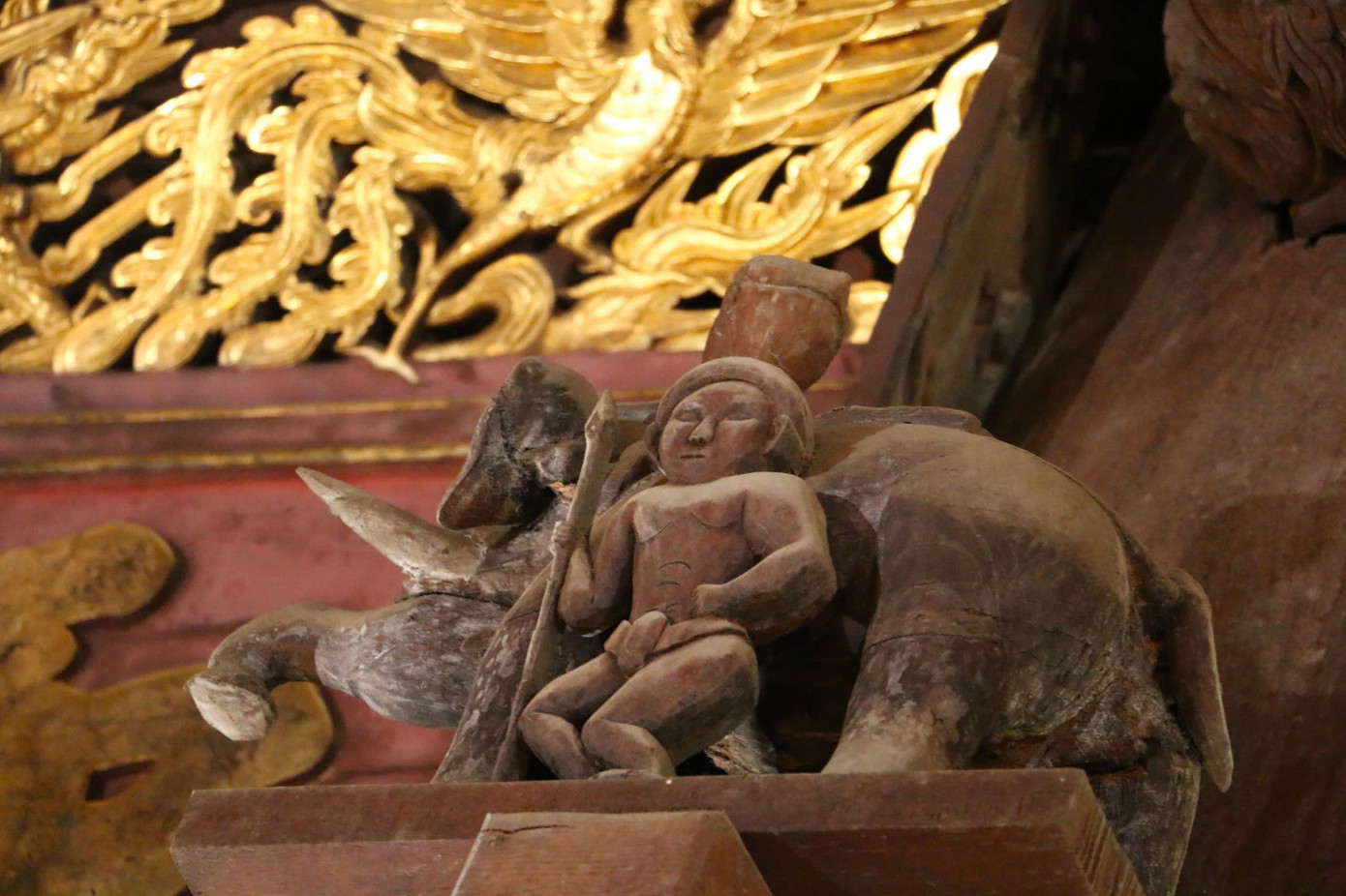 Toàn bộ cấu kiện nguyên thủy được làm bằng gỗ xoan với mái lớn, chạm khắc họa tiết độc đáo. Toàn bộ cấu kiện nguyên thủy được làm bằng gỗ xoan với mái lớn, chạm khắc họa tiết độc đáo.