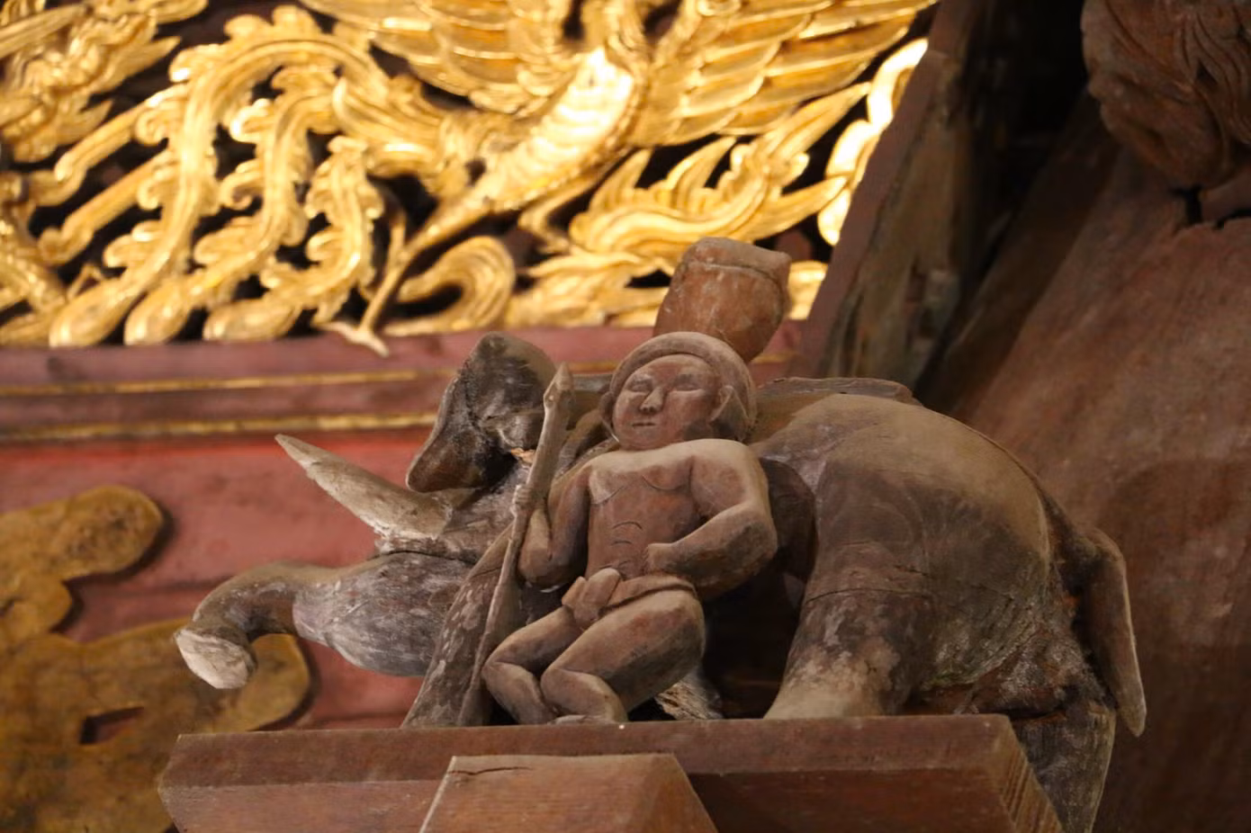 Toàn bộ cấu kiện nguyên thủy được làm bằng gỗ xoan với mái lớn, chạm khắc họa tiết độc đáo.